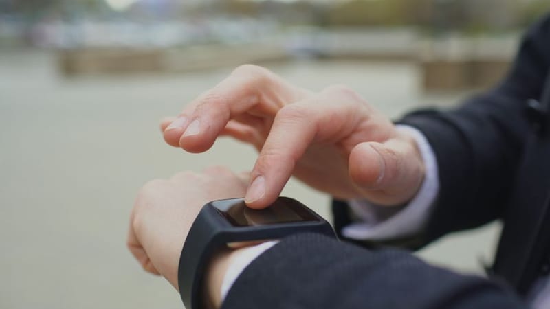 RingConn Gen 2 Air smart ring worn on a finger