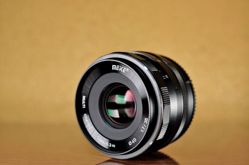 The COLMI R02 smart ring shown as a product photo